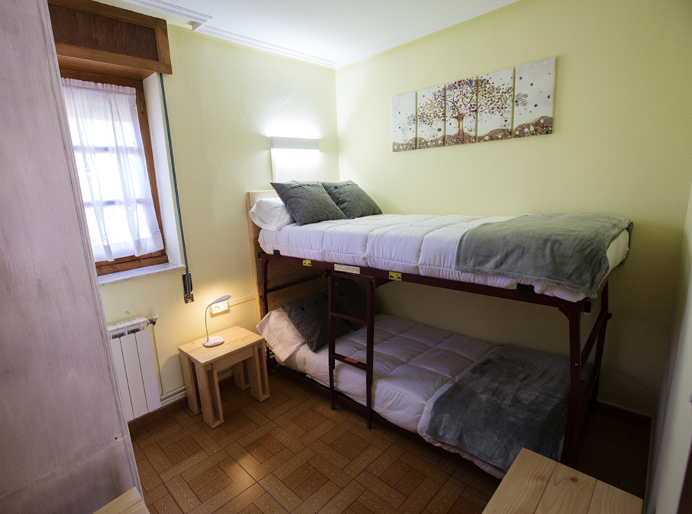 Habitación con literas de la Casona de Cardes