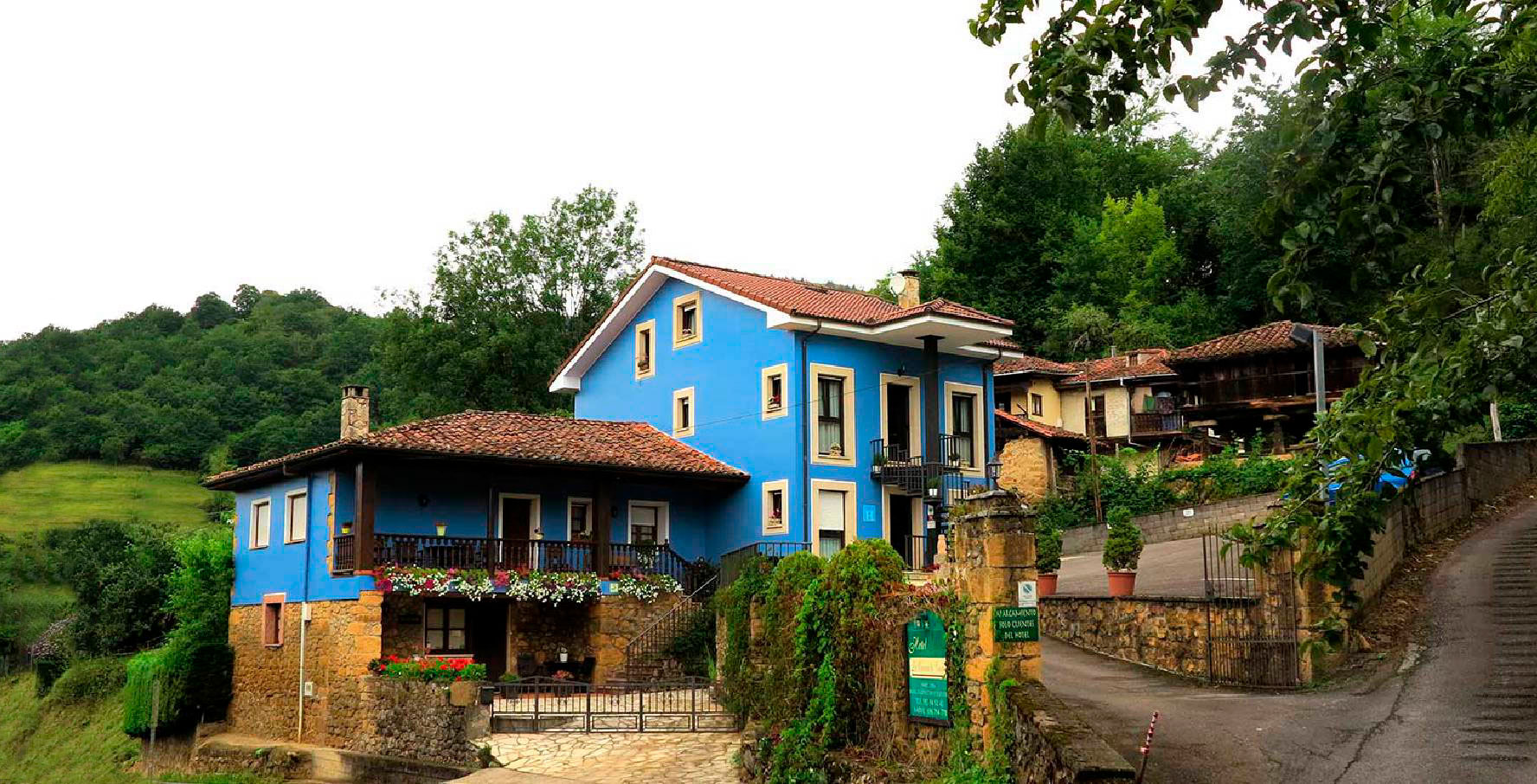 Vista general de la Casona de Cardes en Cangas de Onís